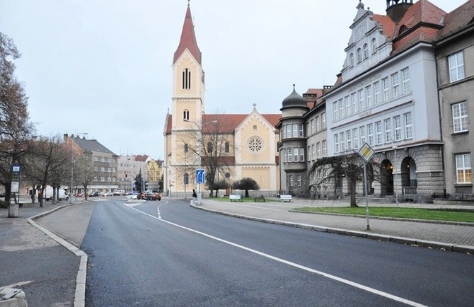 Na Chodskm nmst lze bezpenji pechzet, zmizely vyjet koleje na zastvce