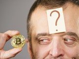 Symbolická fotografie k tématu investování do bitcoinu – otázka načasování, cena kryptoměny a nejistota nových investorů.