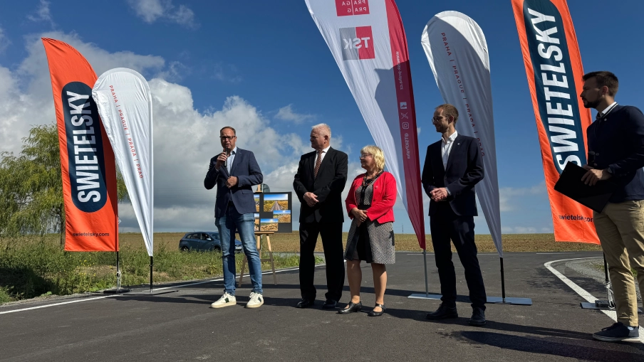 Slavnostní otevření nově vybudované silnice mezi pražským Lochkovem a Slivencem.