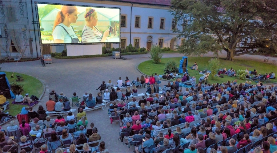 Letn kino: Za filmovmi zitky na zmeck ndvo