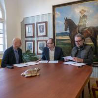 Podpis smlouvy mezi m�stem, Safari Parkem a Modrou studnou, autor: Ladislav V�lek