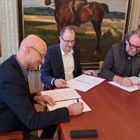 Podpis smlouvy mezi m�stem, Safari Parkem a Modrou studnou