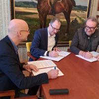Podpis smlouvy mezi m�stem, Safari Parkem a Modrou studnou