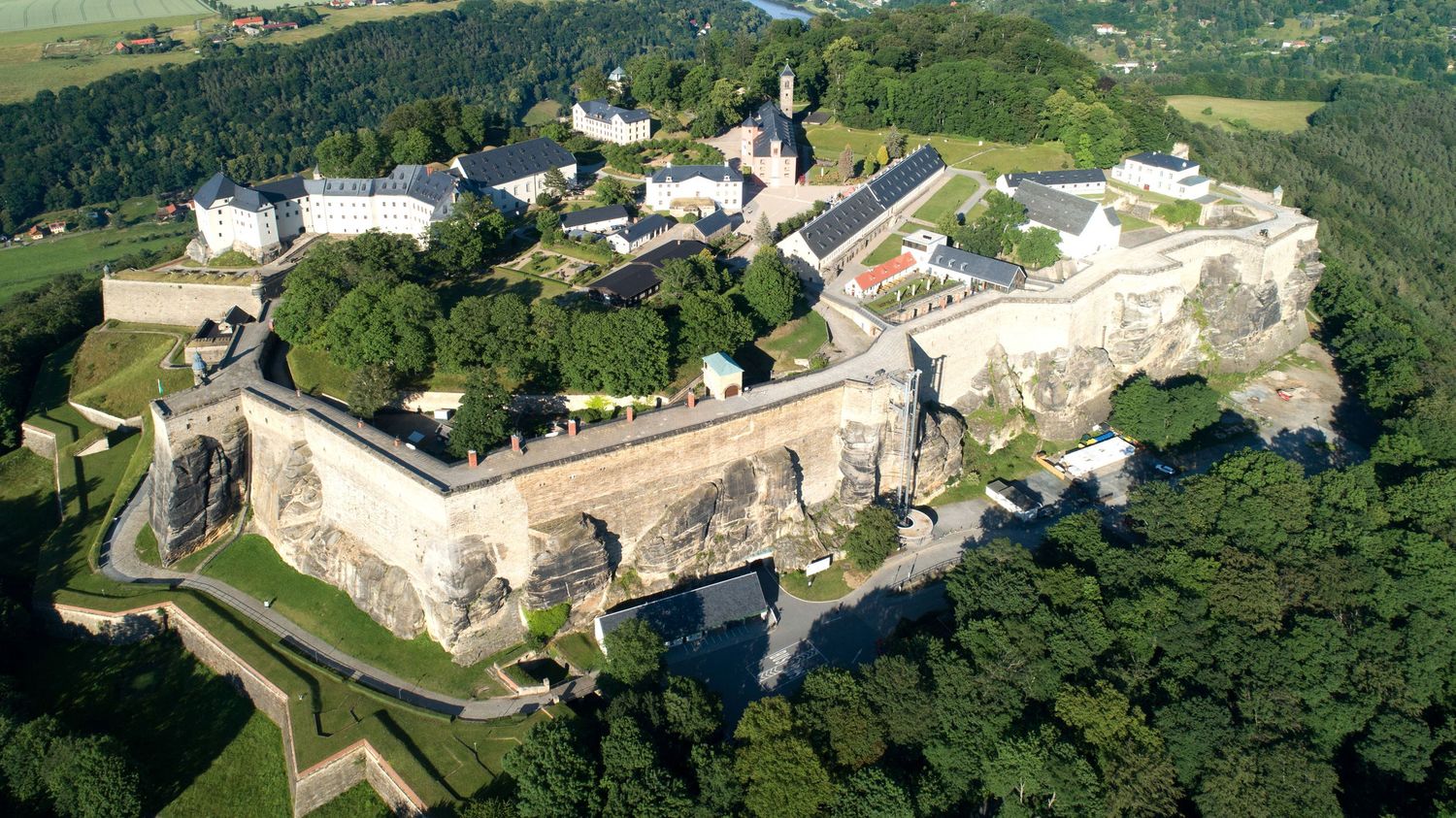 areál pevnosti Koenigstein s více než 50 historickými budovami