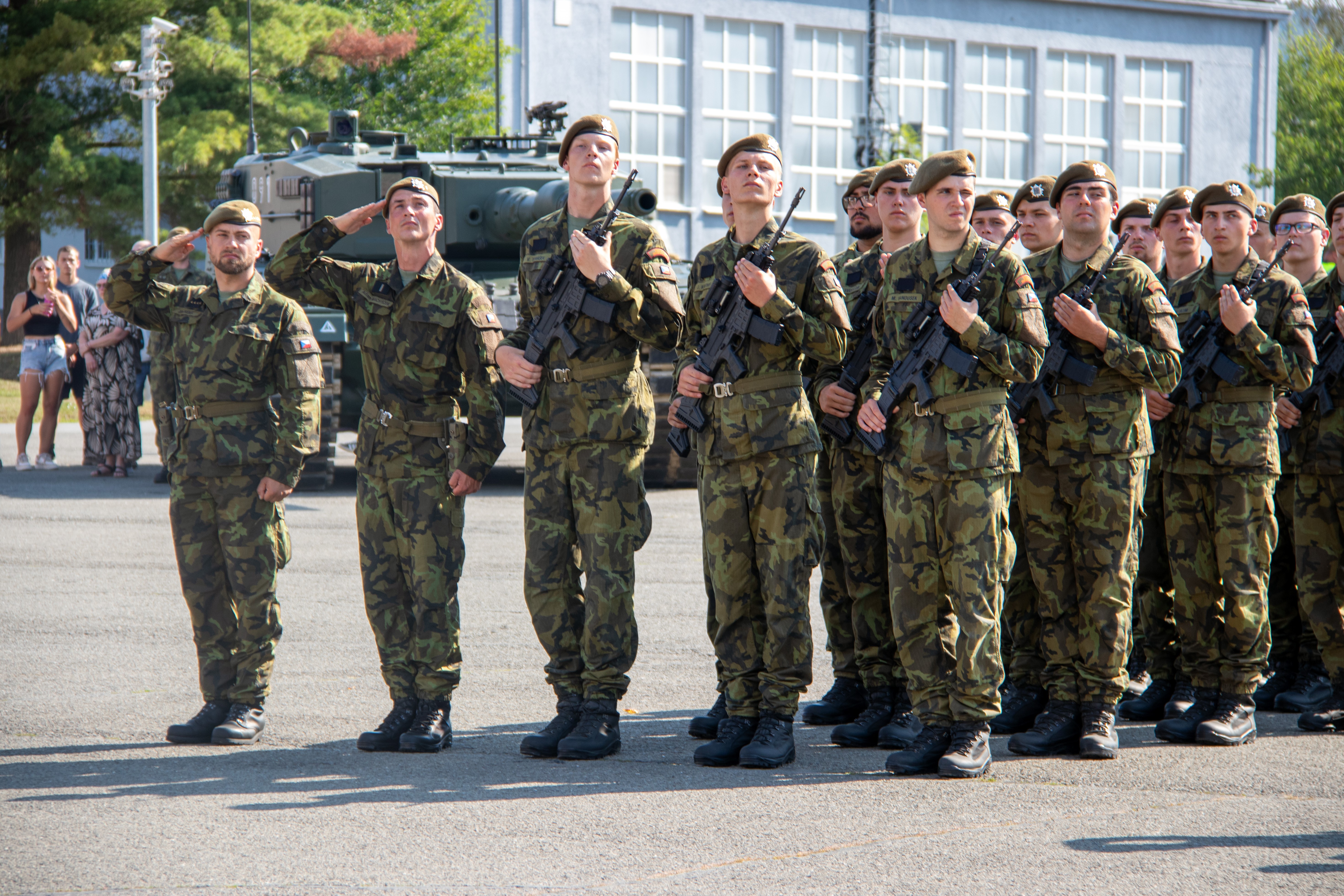 Slavnostn� p��saha student� v kas�rn�ch tankist�