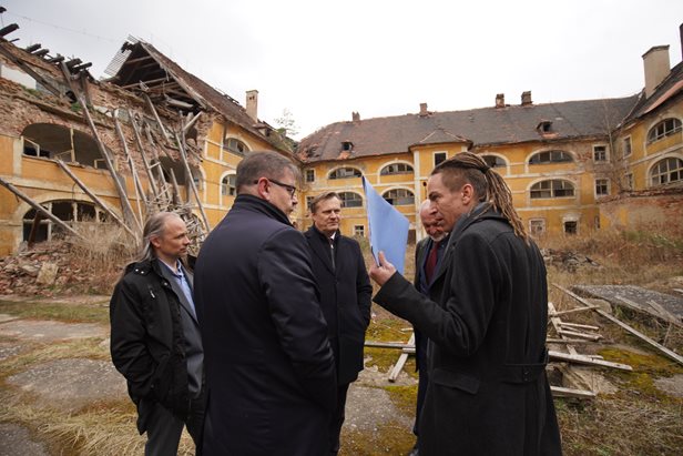 Vlda hled penze na zchranu kulturn pamtky ikovch kasren v?Terezn 