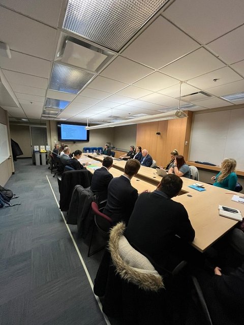 Setk�n� na radnici m�sta Vancouver s t�mem zam��en�m na krizov� ��zen�