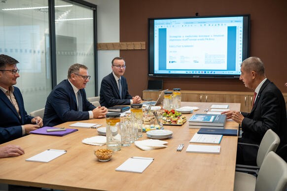 Premiér Andrej Babiš na jednání s představiteli Fakultní nemocnice Brno, 15. září 2026.