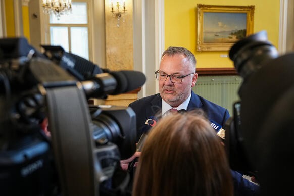 Ministr dopravy Ivan Bednárik v rozhovoru s novináři po příchodu do Strakovy akademie, 13. dubna 2026.