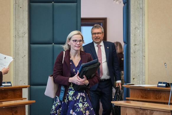 Ministryně pro místní rozvoj Zuzana Mrázová přichází do jednacího sálu vlády, 13. dubna 2026.