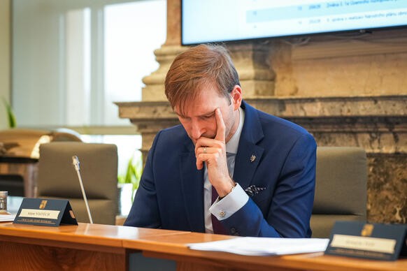 Ministr zdravotnictví Adam Vojtěch se připravuje na začátek další schůze vlády, 13. dubna 2026.