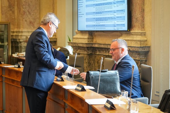 Ministr zemědělství Martin Šebestýn v debatě s ministrem dopravy Ivanem Bednárikem, 13. dubna 2026.