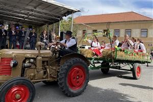 Zvr prvodu obstaral valnk se enami v dobovch krojch