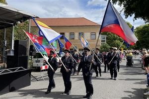 Hasii nesou vlajky v ele slavnostnho prvodu