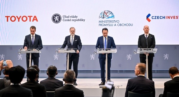 Premiér Petr Fiala, ministr průmyslu a obchodu Lukáš Vlček a představitelé Toyota Motor Europe oznámili investici do továrny v Kolíně, 3. září 2025.