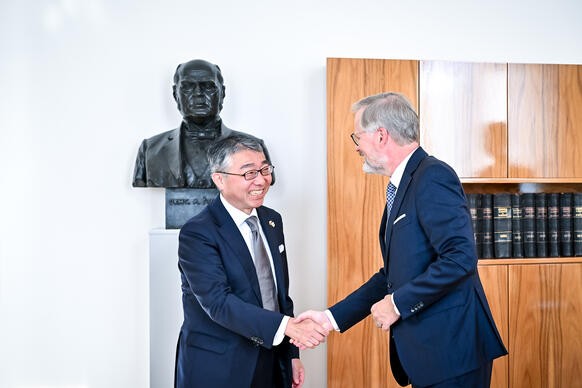 Premi�r Petr Fiala v�t� ve Strakov� akademii velvyslance Japonska v �R Kansukeho Nagaoku, 3. z��� 2025.