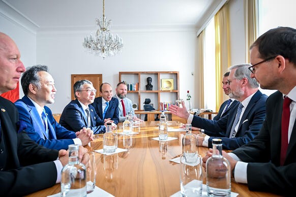 Premi�r Petr Fiala na jedn�n� s p�edstaviteli spole�nosti Toyota Motor Europe ve Strakov� akademii, 3. z��� 2025.
