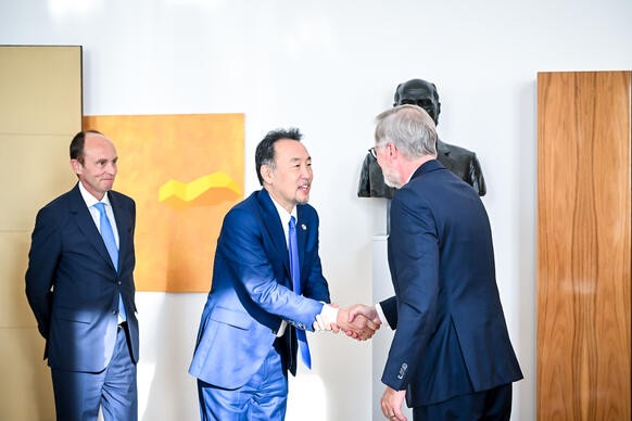 Premi�r Petr Fiala se zdrav� s prezidentem a CEO spole�nosti Toyota Motor Europe Yoshihiro Nakatou, 3. z��� 2025.