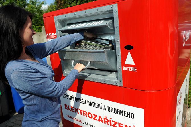 Červené kontejnery na drobné elektro