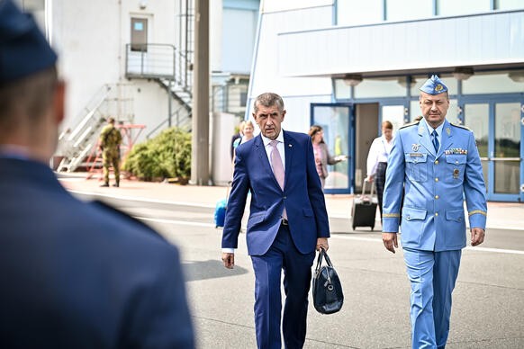 Premi�r Andrej Babi� kr��� k vl�dn�mu letounu p�ed odletem na summit Evropsk� rady v Bruselu, 18. �ervna 2026.