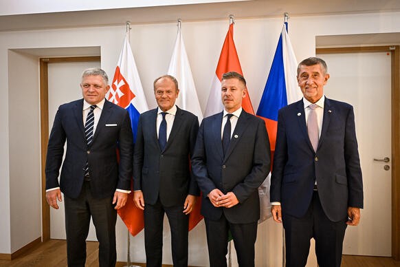 Premi��i zem� Visegr�dsk� 4 na spole�n� fotografii p�ed za��tkem sch�zky, 18. �ervna 2026.