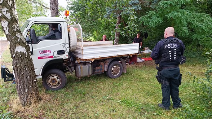 Likvidace neleglnch pbytk a ernch skldek probh za asistence mstsk policie. Foto Bohumil Horek