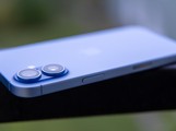 iPhone 17 mlhově modrá