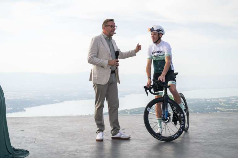 Nov� cyklistick� ambasador zna�ky �koda, Chris Froome, vede peloton odv�livc�, kte�� se rozhodli dojet k odhalen� novinky na kole.