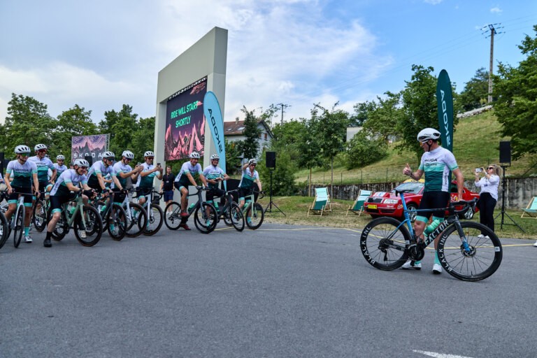 Nov� cyklistick� ambasador zna�ky �koda, Chris Froome, vede peloton odv�livc�, kte�� se rozhodli dojet k odhalen� novinky na kole.