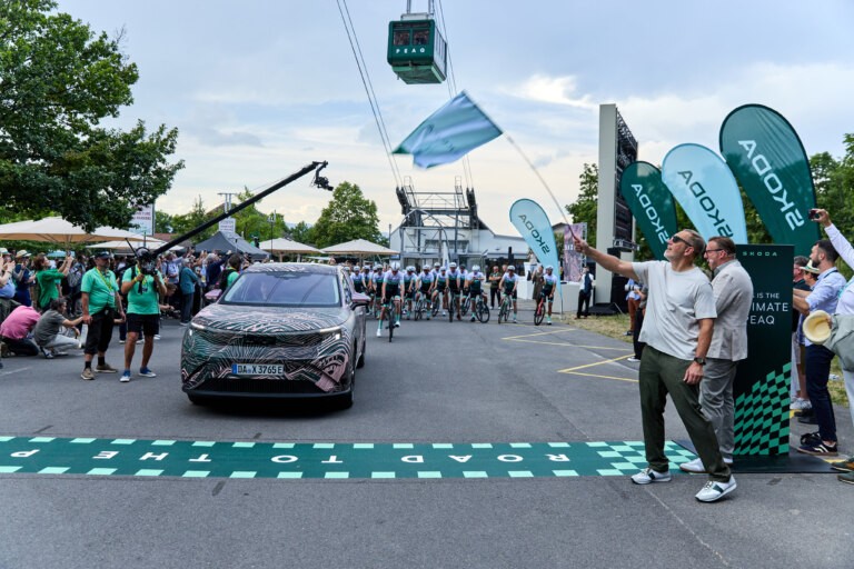 Nov� cyklistick� ambasador zna�ky �koda, Chris Froome, vede peloton odv�livc�, kte�� se rozhodli dojet k odhalen� novinky na kole.