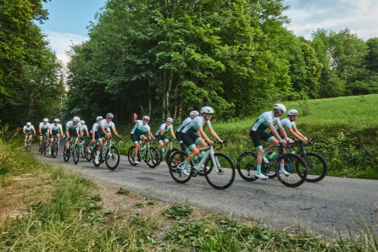 Nov� cyklistick� ambasador zna�ky �koda, Chris Froome, vede peloton odv�livc�, kte�� se rozhodli dojet k odhalen� novinky na kole.