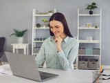 �ena studuje rekvalifika�n� kurz online.