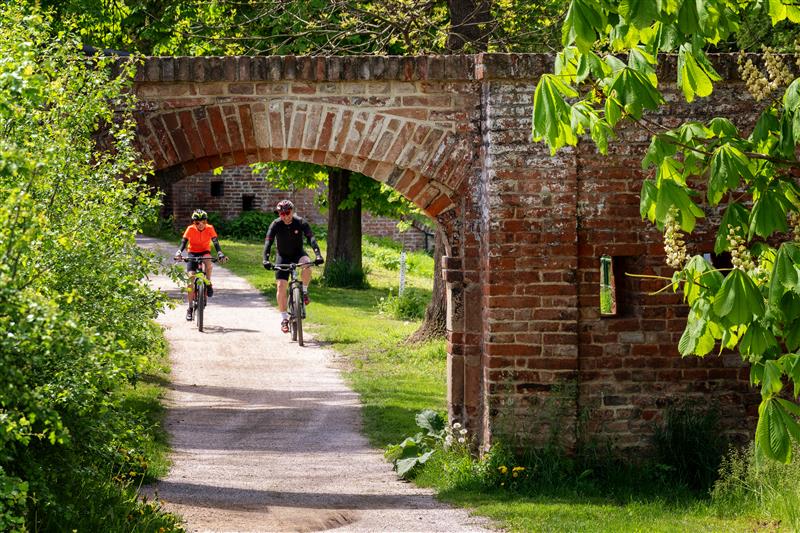 cyklisté v jiráskových sadech