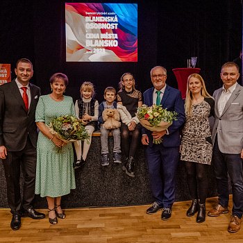 
                                Cenu msta Blanska pevzali tanen misti Alena a Ji Ment. FOTO: Michaela Buchtov 
                                    