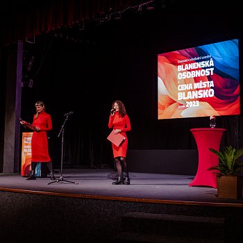 
                                Veerem provzely Nikola Zbytovsk (vpravo) a Barbora Seidlov. FOTO: Michaela Buchtov
                                    