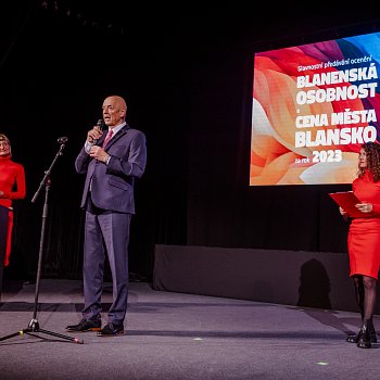 
                                Starosta Blanska Ji Crha ptomn pivtal a podkoval kulturn komisi za iniciovn udlen novch ocenn Blanensk osobnost. FOTO: Michaela Buchtov
                                    