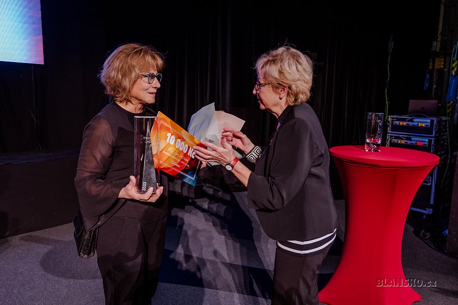 
                                Cenu Blanensk osobnost  Umn a kultura zskala divadelnice a pedagoka Eva Petrelov. Ocenn j pedala vtvarnice a nositelka Ceny msta Blanska za kulturu Irma Charvtov. FOTO: Michaela Buchtov
                                    