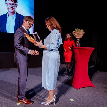 
                                Ocenn v kategorii Blanensk osobnost  Podnikn a inovace zskal podnikatel Ivo Lachman. Cenu mu pedala mstostarostka Blanska Lenka Drailov. FOTO: Michaela Buchtov.
                                    