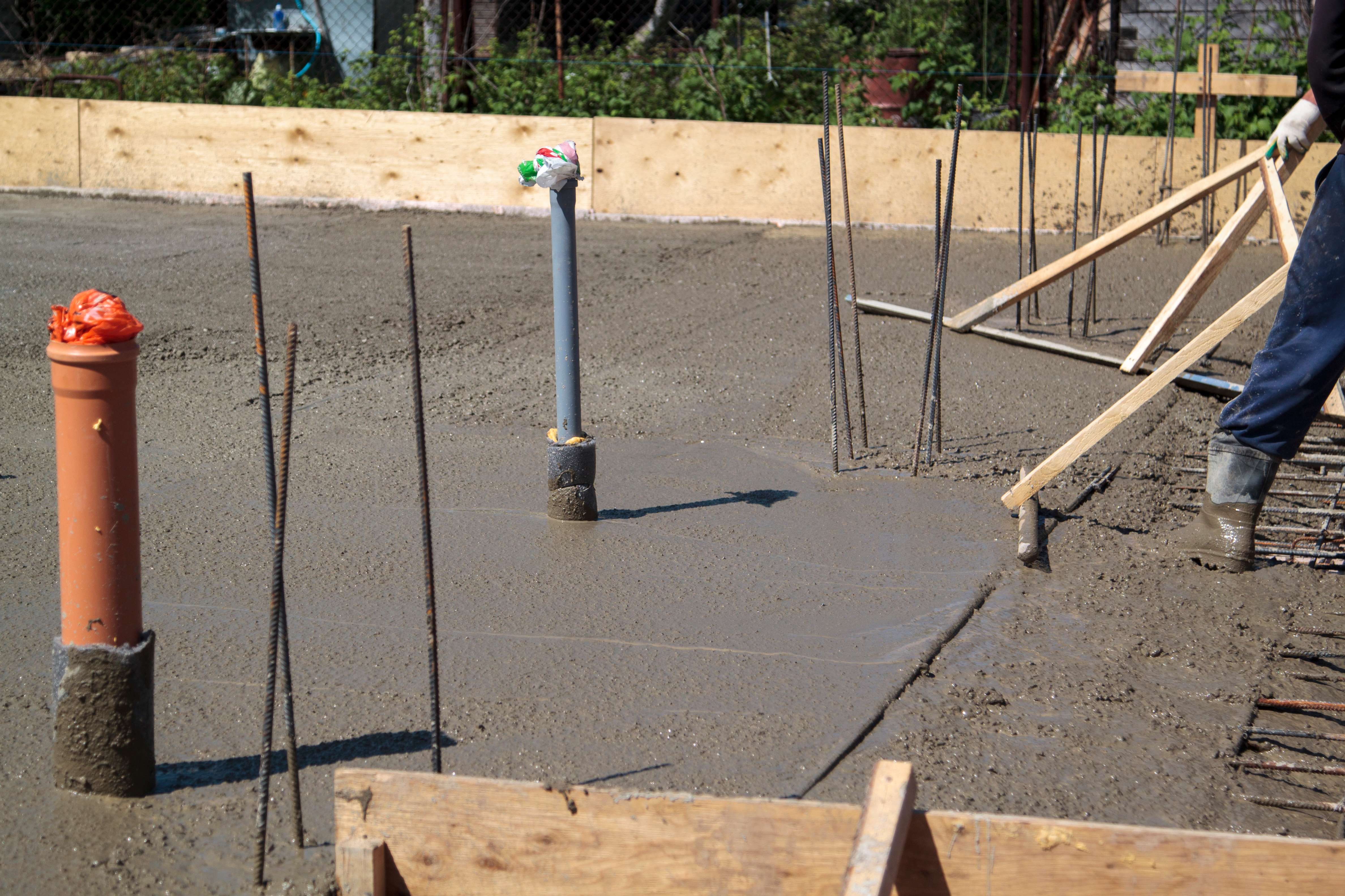 stavba základové desky domu ilustrační