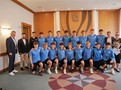 Úspěšný tým mladých fotbalistů se zástupci města a klubu FK MB na radnici.