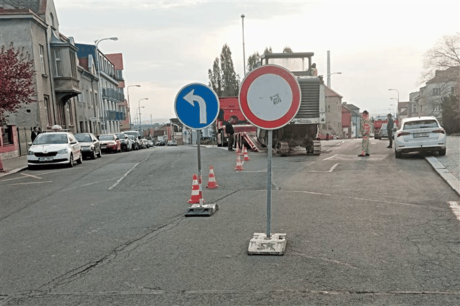 Pozor na dopravn omezen v Dukelsk ulici.