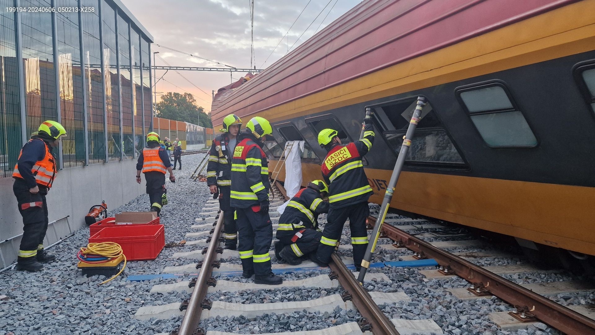 Drn inspekce vyetuje srku vlak v Pardubicch, provoz je omezen, probhaj odklzec prce