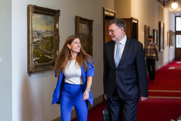 Ministryn� spravedlnosti Eva Decroix a ministr financ� Zbyn�k Stanjura p�ich�zej� do jednac�ho s�lu vl�dy, 15. ��jna 2025.