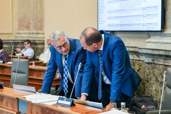 Ministr pro evropsk� z�le�itosti Martin Dvo��k ministr pro m�stn� rozvoj Petr Kulh�nek p�ed za��tkem sch�ze, 15. ��jna 2025.