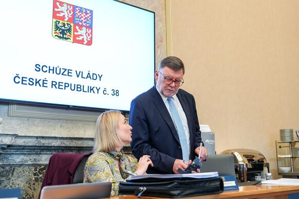 Ministryn� obrany Jana �ernochov� a ministr financ� Zbyn�k Stanjura v debat� p�ed za��tkem jedn�n� vl�dy, 15. ��jna 2025.