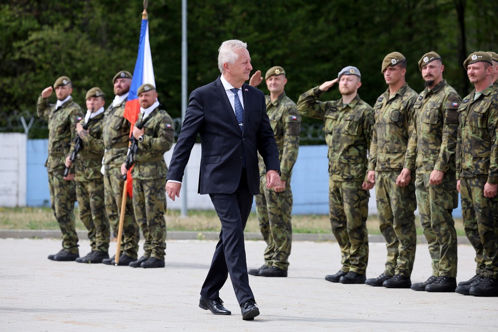 Ministr obrany navštívil české vojáky na Slovensku