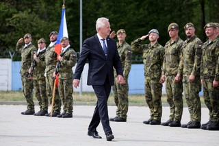 Ministr obrany navštívil české vojáky na Slovensku