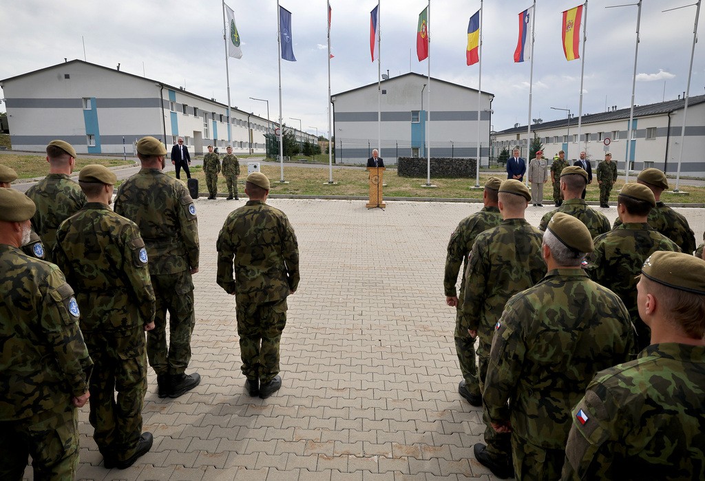 Ministr obrany navštívil české vojáky na Slovensku