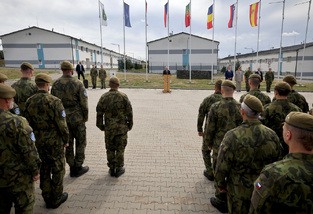 Ministr obrany navštívil české vojáky na Slovensku