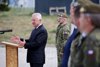 Ministr obrany navštívil české vojáky na Slovensku